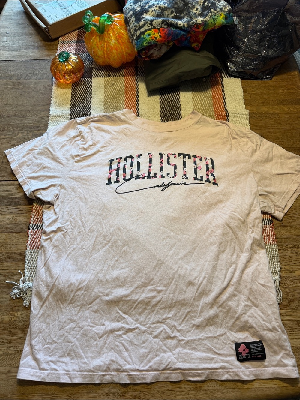 Men’s Hollister Light Pink Logo Graphic Short Sleeve Tee